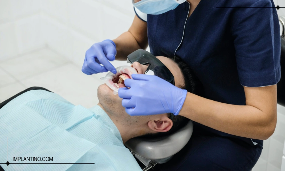 پزشک در حال انجام جراحی لثه برای یک آقا