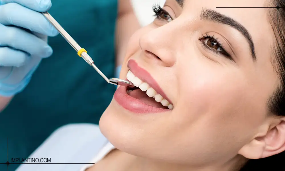 پزشک در حال معاینه بعد بازسازی کامل دهان یک خانم