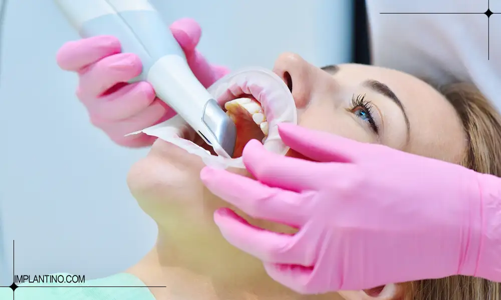 پزشکر در حال انجام اسکنر داخل دهانی برای یک خانم